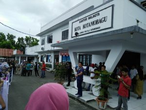 Tampak aksi unjuk rasa yang dilakukan oleh warga terkait dugaan pencabulan yang dilakukan oleh oknum Kabid