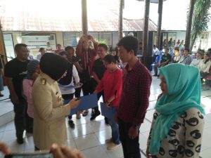 Wali Kota, Ir Tatong Bara, saat memberikan bantuan beasiswa akhir studi secara simbolis, Senin (19/12)