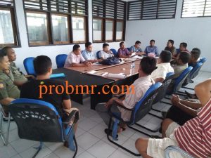 Suasana pertemuan pedagang ayam dengan anggota dewan kota Kotamobagu