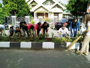 Tampak Kadis Kominfo, Agung Adati ST, bersama staf saat penaman bunga di jalur dua, Kelurahan Biga 