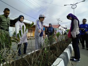 Wali Kota saat memberikan petunjuk kepada staf SKPD tentang panataan bunga.