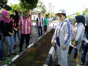 Wali Kota saat memantau penanaman bunga di Jalan Dipenogoro, Kelurahan Biga, Jumat (20/01) pagi tadi.