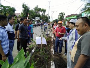 Tampak Wali Kota, Ir Tatong Bara bersama Sekertaris Kota, Tahlis Gallang, saat memantau penanaman Bunga di median Jalan.
