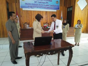 Wali Kota, Ir Tatong Bara, menerima surat bukti pelaporan SPT  Tahunan secara elektronik yang diserhkan Kepala KPP Pratama Kotamobagu Deny 