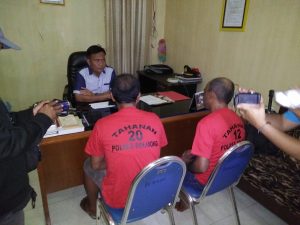 Tampak Kasat Reskrim Polres Bolmong, AKP Hany Lucas menginterogasi Kedua Tersangka.