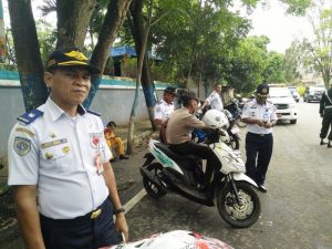 Tampak Petugas dari Dinas Perhubungan Kota Kotamobagu saat operasi Simpatik 2017. 