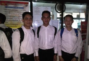 Tampak para calon anggota Polri saat berada di Mapolres Bolmong untuk verifikasi administrasi dan pengecekan fisik.  