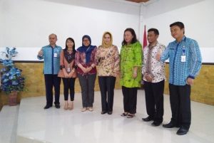 Wali Kota di dampingi Seketraris Kota, foto bersama dengan tim auditor BPK perwakilan Sulut.