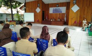 Sekertaris Kota, Tahlis Gallang, saat memberikan sambutan sekaligus matari pada Bimtek tantang penyusunan SOP, SPP, dan SPM yang digelar di Aula kantior Wali Kota, Selasa (25/04).