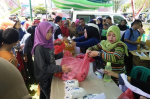 Susana pasar murah yang dilaksanakan oleh pmerintah Kota Kotamobagu beberapa waktu lalu. staf Dinas Perdagangan dan Koperasi saat melayani warga yang berbelanja di Pasar Murah.