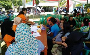 Tampak petugas Dinas Kesehatan melayani warga pada kegiatan Pelayanan Kesehatn Gratis, Kamis (4/5)