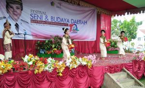 Terlihat anak-anak sekolah yang mengikuti lomba tarian tradisional Bolaang Mongondow Tari Kabela.