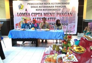 Kepala Dinas Ketahanan Pangan Kota Kotamobagu, Nur Rahim Mokoagow saat memberikan sambutan pada lomba cipta menu. 