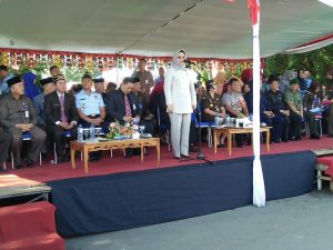 Wali Kota Kotamobagu, Ir. Tatong Bar, saat memberikan sambutan pada kegiatan pelepasan peserta pawai pembangunan dalam rangka HUT Kotamobagu ke- 10.