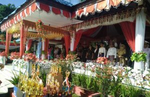 Wali Kota Kotamobagu, Ir. Tatong Bara, saat bertindak sebagai Inspektur upacara pada peringatan HUT Kotamobagu ke 10.