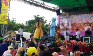 Wali Kota, Ir Tatong Bara saat berduet dengan Paramitha Rusady.