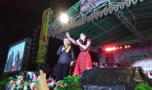 Wali Kota, Ir Tatong Bara, saat berduet dengan artis Cita Citata pada pesta rakyat dalam rangka HUT Kotamobagu ke-10.