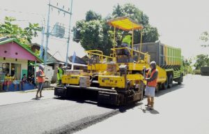 Tampak alat berat dan para pekerja sedang melaksanakan pengaspalan di ruas Jalan Piere Tendean, Kelurahan Gogagoman.