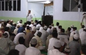 Sekertaris Daerah Kotamobagu, Tahlis Gallang , saat memberikan sambutan pada pelaksanaan Sholat Tarawih perdana dengan jamaah Mesjid Raya Baitul Makmur, Jumat (26/5).
