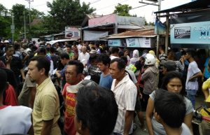 Tampak ratusan warga di depan rumah duka di Kelurahan Mongkonai.