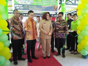 Tampak ADM saat bersama Wali Kota Kotamobagu, Ir Tatong Bara, dan jajaran pimpinan BI perwakilan Sulut pada pembukaan penukaran uang yang dibuka secara resmi oleh Wali Kota.