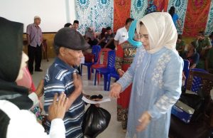 Wali Kota menyerahkan paket lebaran kepada kaum dhuafa.