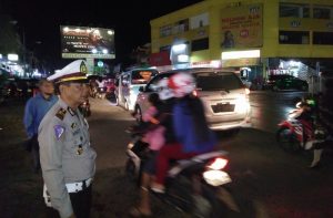 Terlihat Kasat Lantas Polres Bolmong, AKP Arke Parasan, saat memantau arus lalu lintas di Pusat Kota.