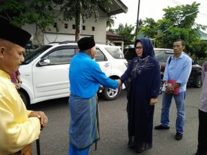 Wali Kota Kotamobagu, Ir Tatong Bara, di sambut dengan upacara adat Itum-itum oleh tokoh adat Kelurahan Motoboi Besar.
