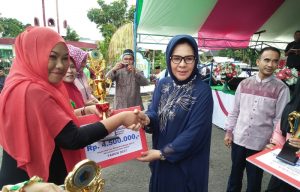 Wali Kota, Ir Tatong Bara saat menyerahkan piala dan hadiah uang pembinaan kepada para pemenang lomba Qasidah antar kelurahan dan desa se- Kotamobagu.