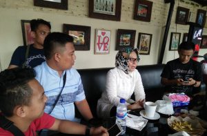 Tampak Wali Kota Kotamobagu, Ir. Tatong Bara, saat wawancara oleh  sejumlah wartawan di Kedai Bogani.  