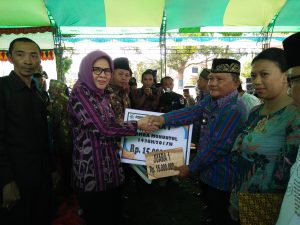 Wali Kota Kotamobagu, Ir Tatong Bara, menyerahkan hadiah kepada pemenang lomba Monuntul tahun 2017.