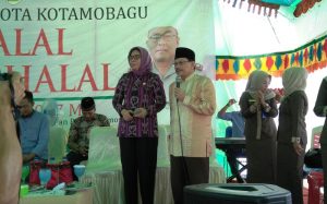 Akrab, Wali Kota Kotamobagu, Ir. Tatong Bara dan Wakil Ketua DPRD Drs Djelantik Mokodompit, saat berduet menyanyikan lagu hatimu hatiku pada acara Halal Bi Halal, Kamis (20/7). 