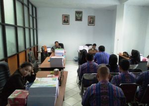 Suasan pembahasan di ruang Komisi II dengan mitra kerja.