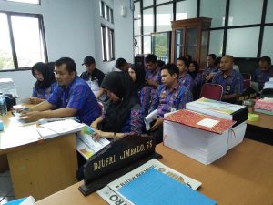 Kepala BPKD Kotamobagu, Rio Lombone bersama jajaran saat mengikuti pembahasan dengan Komisi II.