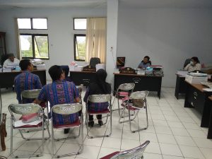 Tampak Ketua komisi I, Kadir Rumoroy, saat memipin pembahasan dengan Bagian Hukum Setda Kotamobagu.