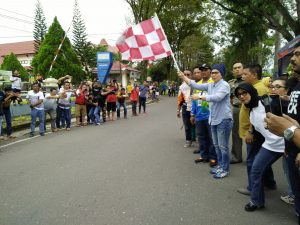 Wali Kota Kotamobagu, Ir Tatong Bara, saat mengankat bendera start  sebagai tanda dimulainya kegiatan balap motor.