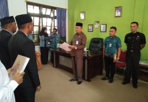 Tampak Asisiten I,Nasrun Gilalom, saat mengambil sumpah janji jabatan para pejabat yang dilantik.