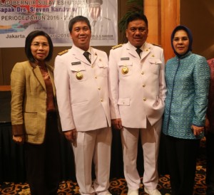 Walikota Ir Tatong Bara dan Anggota DPR RI Yasti Mokoagow saat foto bersama Gubernur Sulut OD- SK