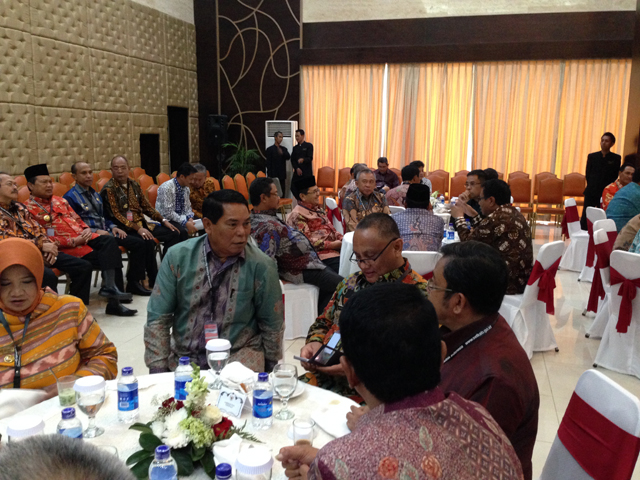 Bupati Salihi Mokodongan bersama kepala daerah lain di istana negara