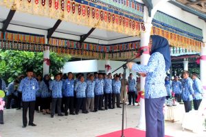 Tampak Wali Kota memberikan sambutan saat apel Korpri di jajaran pemerintah Kota Kotamobagu, Selasa (19/7) pagi tadi.