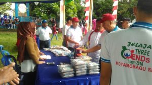 Tampak Ketua DPRD, H. Ahmad Sabir, didampingi Kepala Dispenridagkop saat mengunjungi stand pameran dalam rangka Hari Ibu.