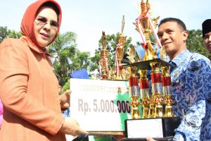 Tampak Wali Kota menyerahkan Trophy dan uang pembinaan kepada para ASN teladan, Kamis (22/12)