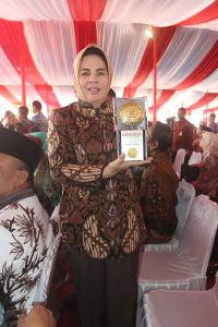 Wali Kota Ir. Tatong Bara memperlihatkan Piala Adipura yang berhasil di raih oleh Kotamobagu 