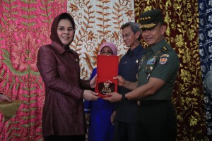 Kasad Jendral TNI Muliyono memberikan Cendramata Kepada Walikota Kotamobagu