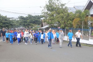 Suasana kegiatan  Jalan Sehat dalam rangka menyambut Hari Ibu Tahun 2015