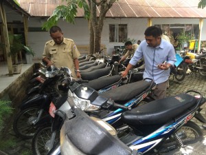 Nampak Para Peserta Lelang Sedang melhat Kondisi Kenderaan