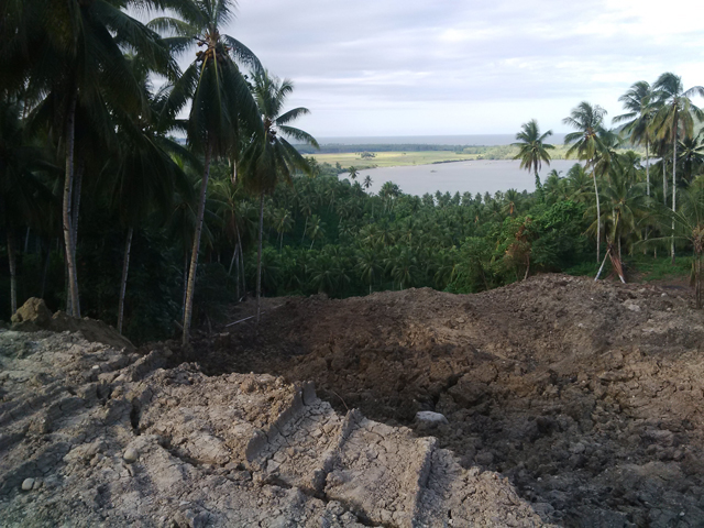 Buangan tanah yang dilakukan oleh pihak perusahaan yang diduga bisa menimbulkan banjir bandang dan merusak lahan warga.