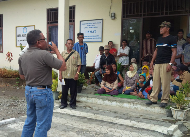Demo warga Pobundayan di Kantor Camat Dumoga Utara