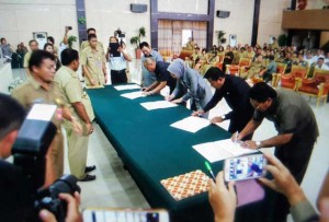 Tampak Walikota Kotamobagu Ir Tatong Bara menandatangani MoU dengan Pj Gubernur Sulut Soni Sumarsono