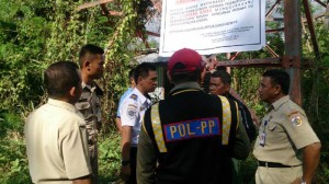 Tampak tim gabungan Dishubparkominfo dan Satuan Polisi Pamong Praja saat meninjau lokasi menara